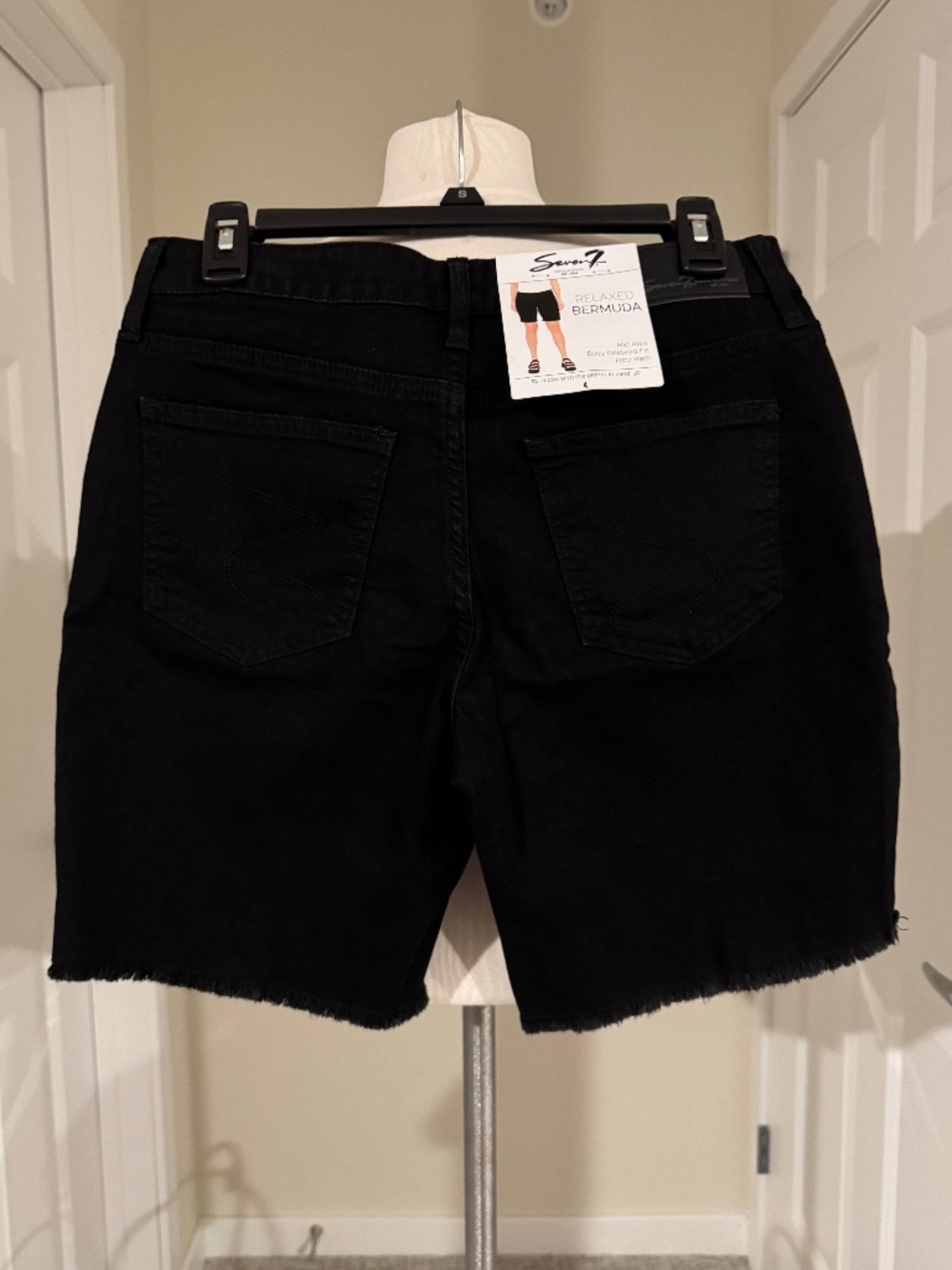 SEVEN7 Relaxed Bermuda Mid Rise Shorts - Size 4 - Picture 3 of 6
